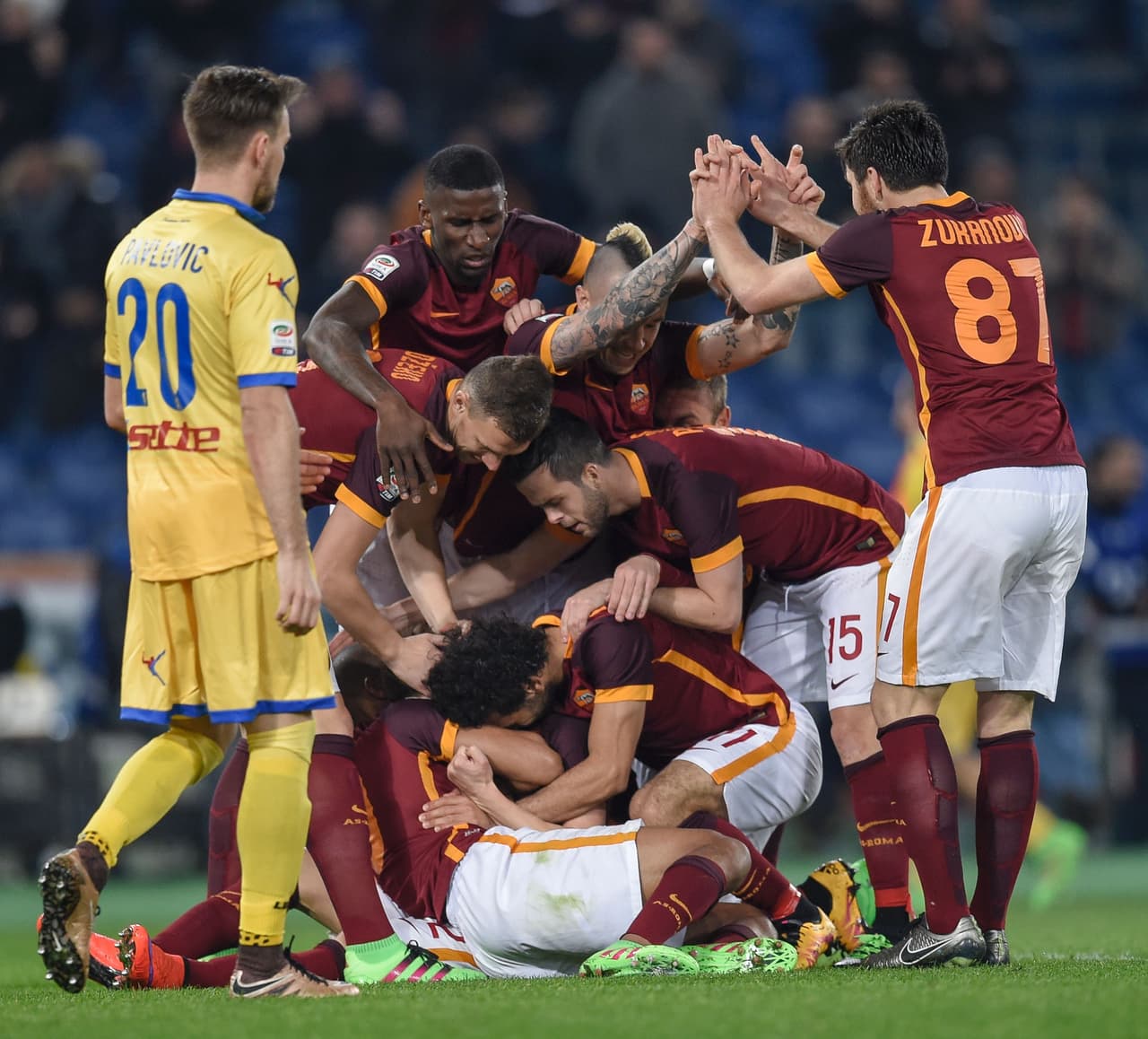 Roma se recupera con triunfo ante Frosinone en el debut de Spalletti