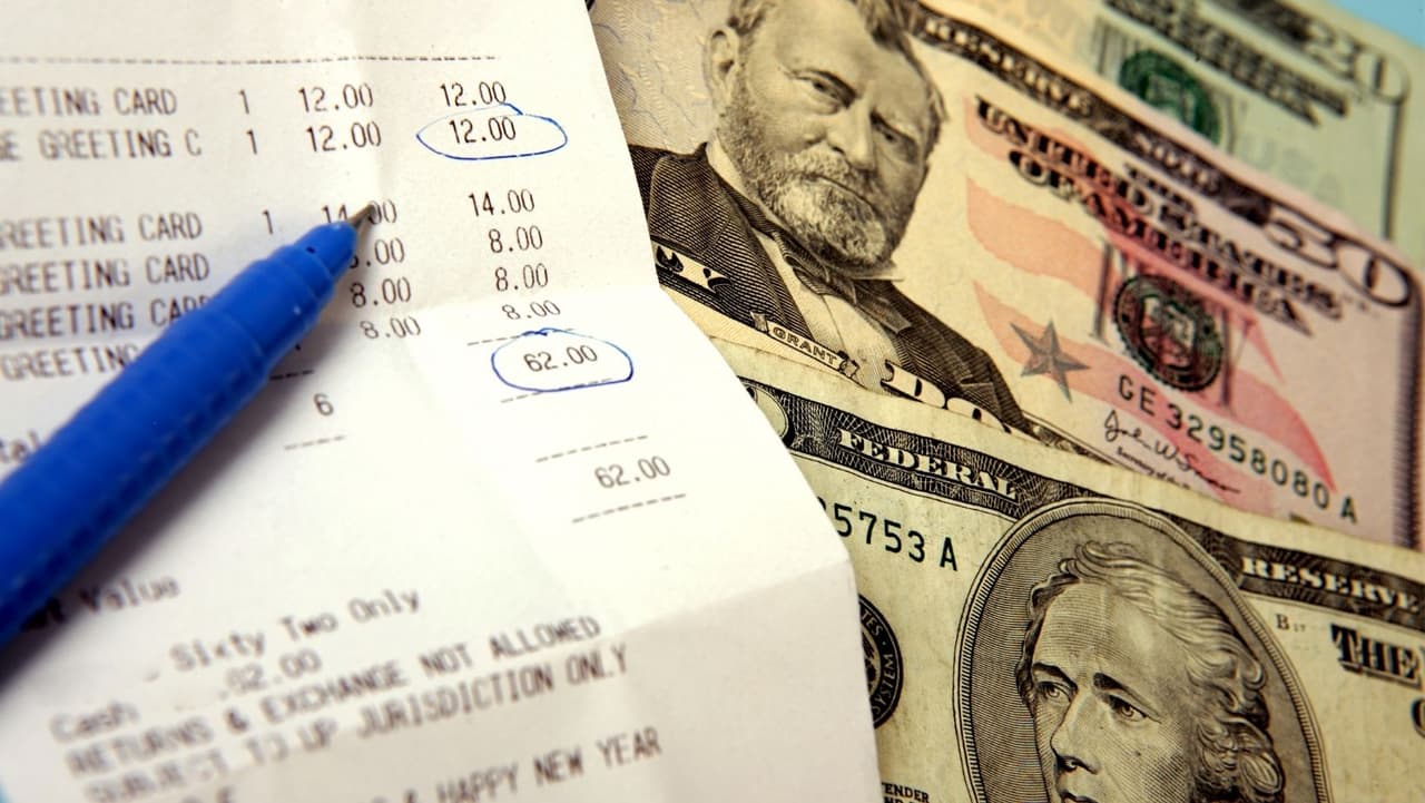 El
<b>método de presupuesto 60/20/20 </b>también desglosa sus gastos en porcentajes. En este caso, el 60 % de sus ingresos son para gastos de estilo de vida (comida, agua, vivienda, sus necesidades), el 20 % es para gastos discrecionales (dinero divertido) y el 20 % es para ahorrar. Los asesores financieros recomiendan este plan porque prioriza sus necesidades sobre sus deseos.