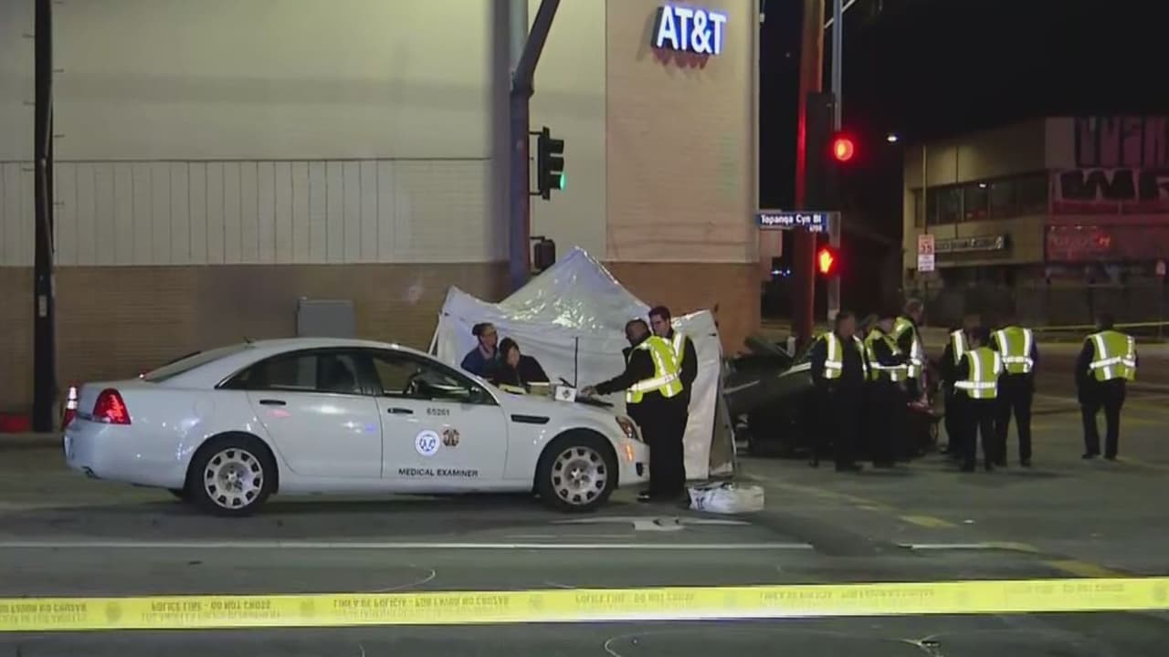 Un hombre muere al estrellar su auto contra un poste en el vecindario de Canoga Park