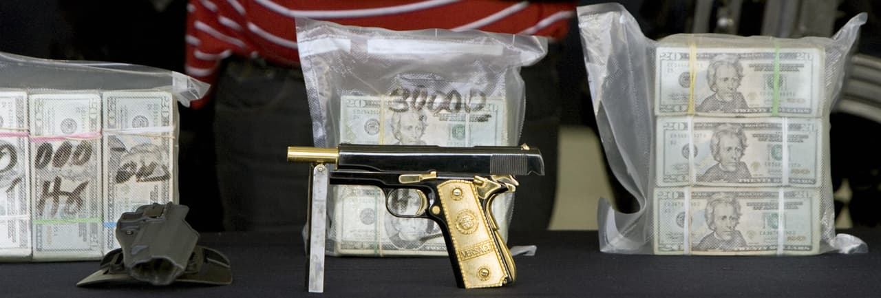 Otra pistola con cachas y cargador en oro fue la decomisada a Jaime González 'El Hummer' al ser detenido en 2008.