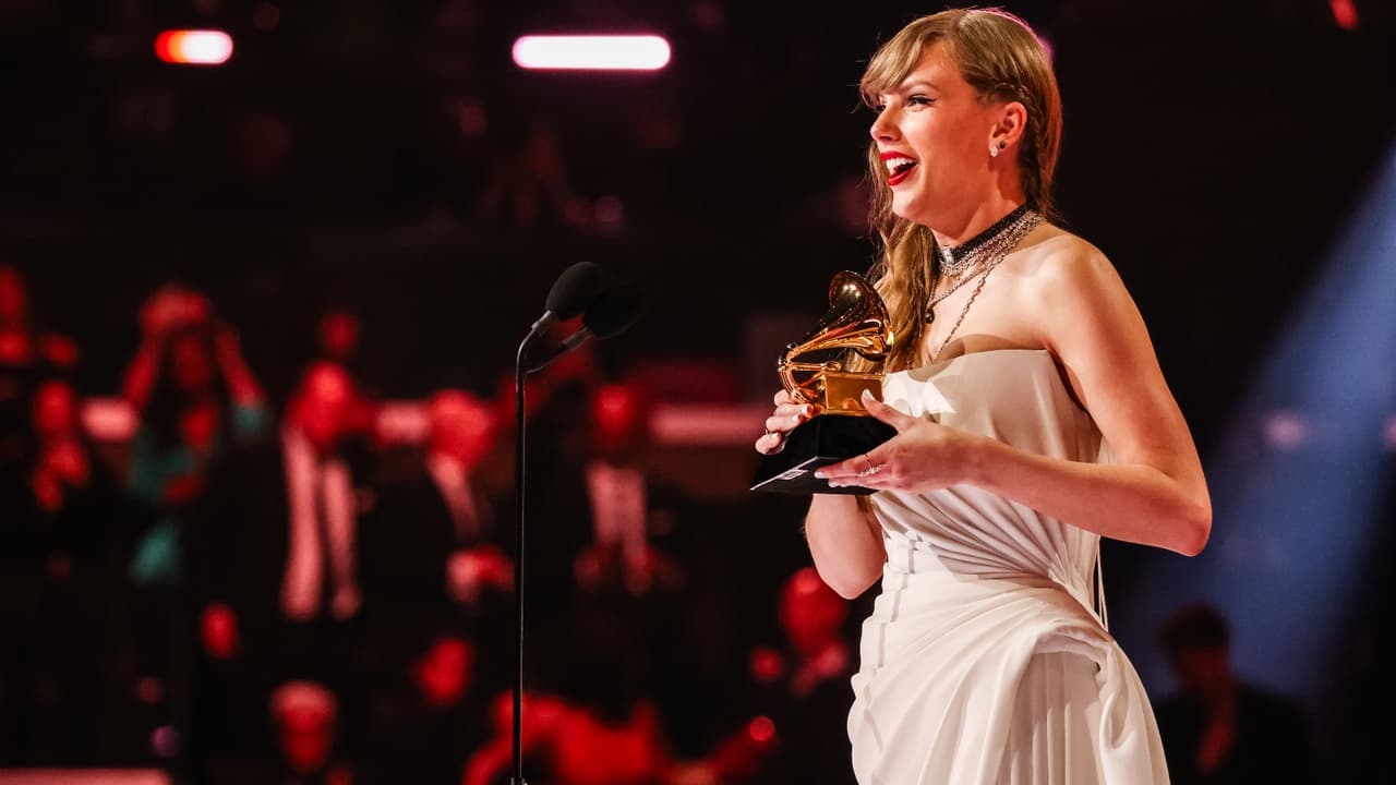 Taylor Swift pareció ignorar a Céline Dion al momento en que subió a recoger el premio que ella le entregó.