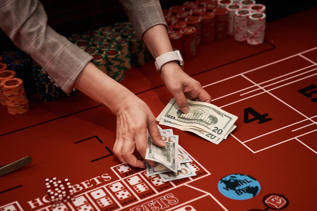 El primer casino con mesas de juego en vivo en la ciudad de Nueva York cuenta con 
<b>242 mesas de juegos</b>, incluyendo ruleta, blackjack, dados y baccarat. También tiene 2,500 máquinas tragamonedas.