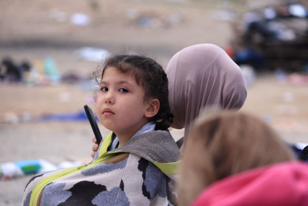 Familias completas de inmigrantes se mantienen a la espera de que algún agente de Inmigración o de la Patrulla Fronteriza los divise, para pedirles auxilio y notificarles su intención de que pedirán asilo.