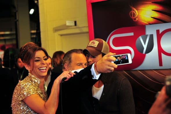 Si crees que todo es muy fácil, estás equivocado, las estrellas también tienen que atender a los alocados fans, como 'El Gordo' que no podía perder la oportunidad de una selfie.