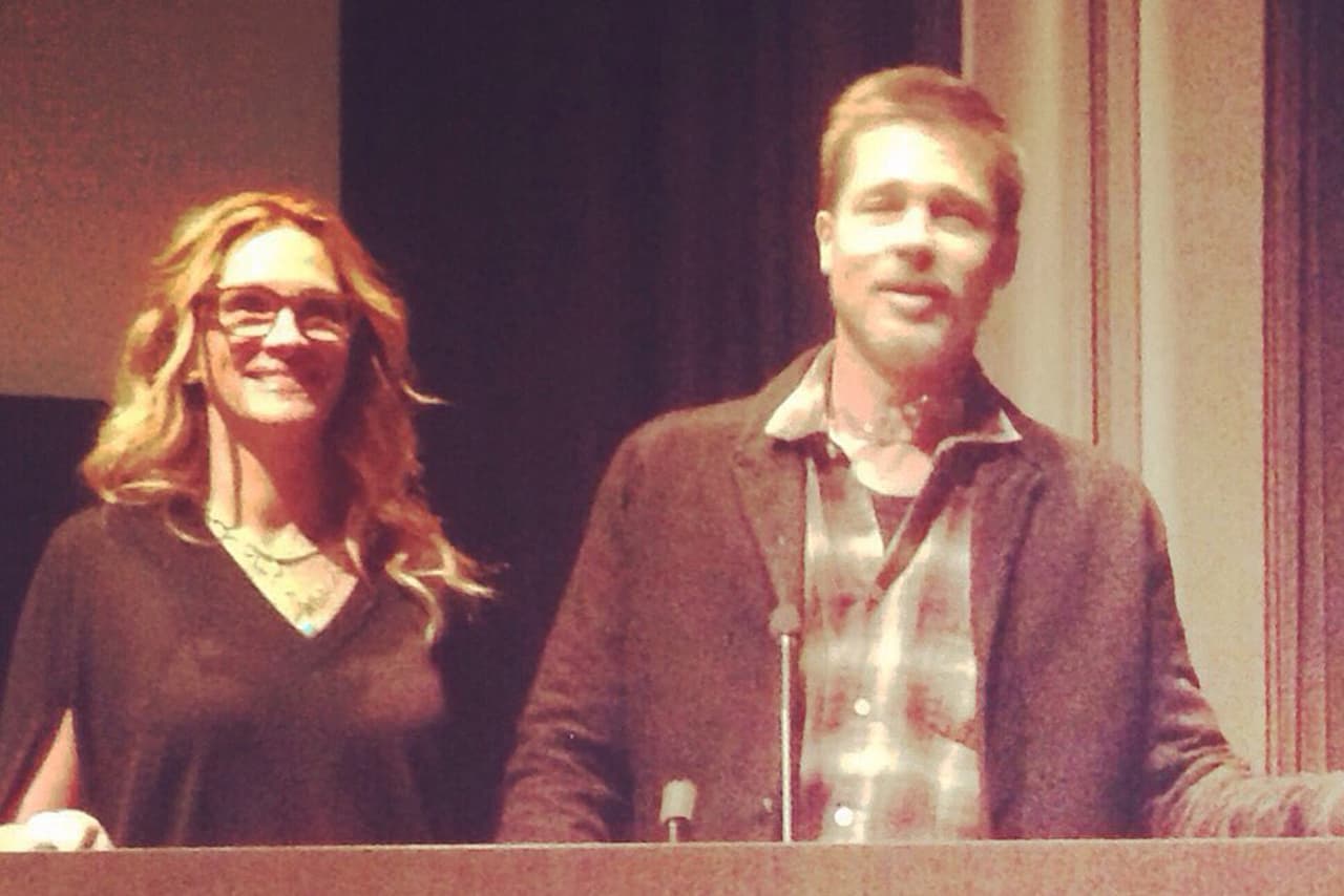 Esta es la primera imagen del actor tras separarse de Angelina. Se le ve sonriente en compañía de su gran amiga Julia Roberts.