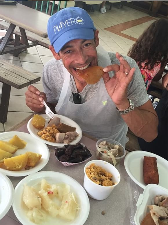 ¡Cómo sufre! A Johnny se le nota muy contento comiendo un rico 'Cuerito de lechón'