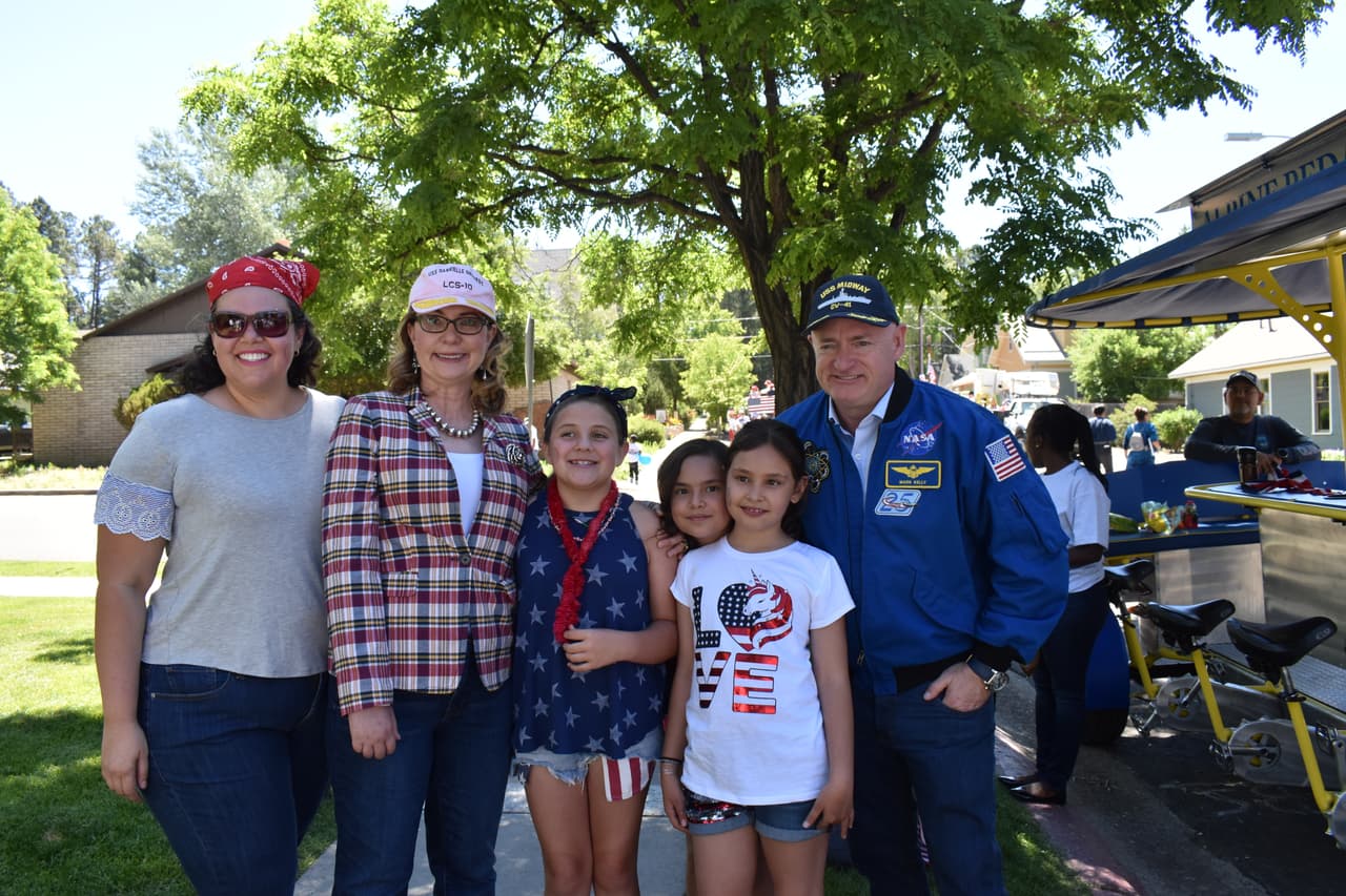 El candidato demócrata y ex astronauta, Mark Kelly y su esposa Gabrielle Giffords en el desfile del 4 de julio en Flagstaff.