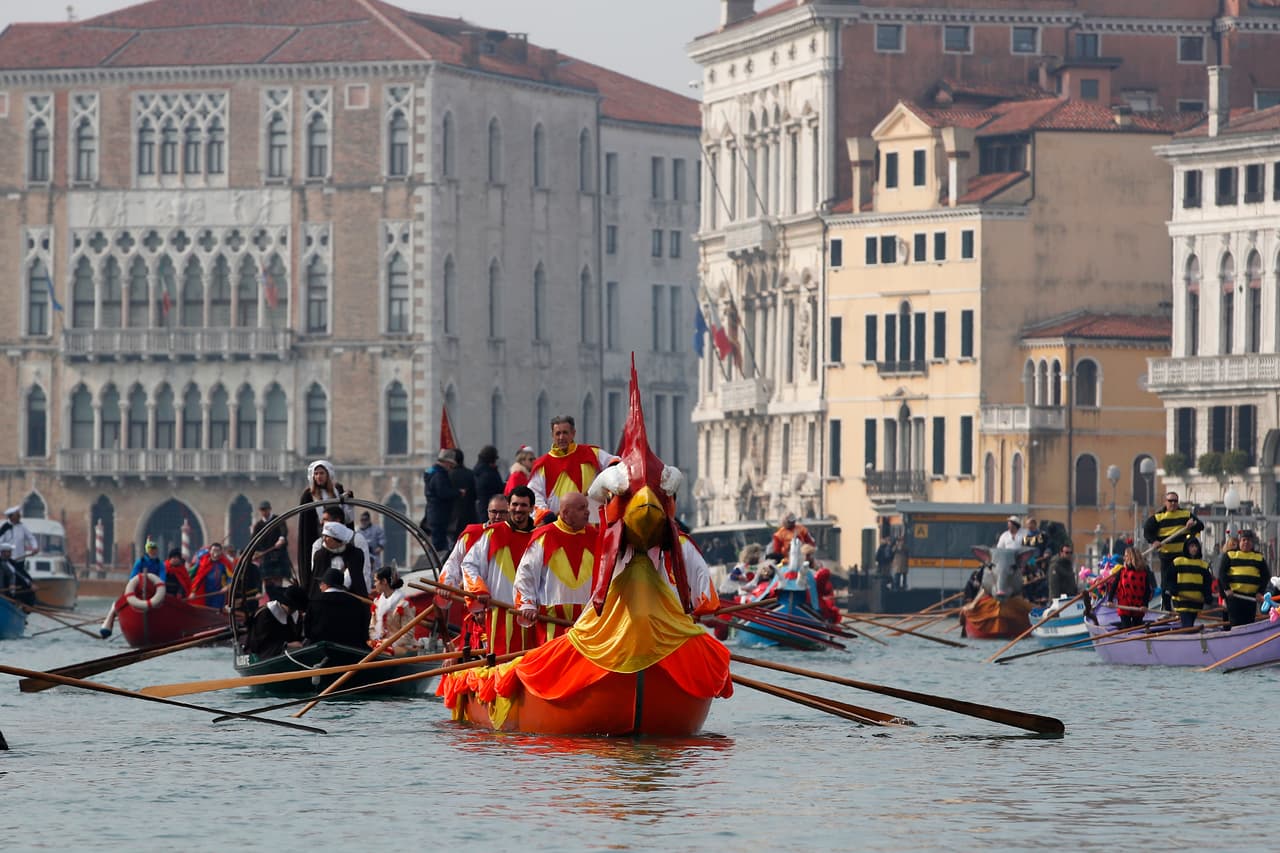 Por el canal de Cannaregio desfilaron góndolas y personas ataviadas con sus trajes. "Gracias a todos los que quieren ayudarnos, a todos los que nos aman, del amor es de lo que uno siempre aprende después de las grandes tragedias", dijo el alcalde de Venecia, Luigi Brugnaro, antes del espectáculo y en alusión a las inundaciones. "¡Declaramos oficialmente abierto el Carnaval 2020 de Venecia!".