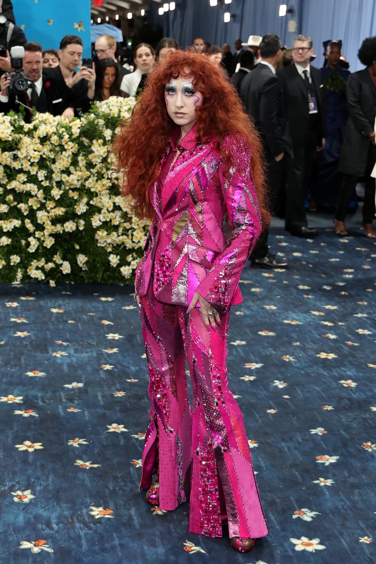 La cantautora Chappell Roan llamó la atención gracias a su traje en color rosa con aplicaciones metálicas, así como por su maquillaje.