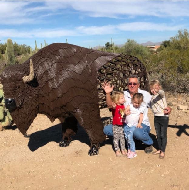 Gary Dykman es un abuelito de Tucson que al parecer disfruta mucho consintiendo a sus nietos, pues ha dedicado tres meses a construir una “montaña rusa” en el patio trasero de su casa.