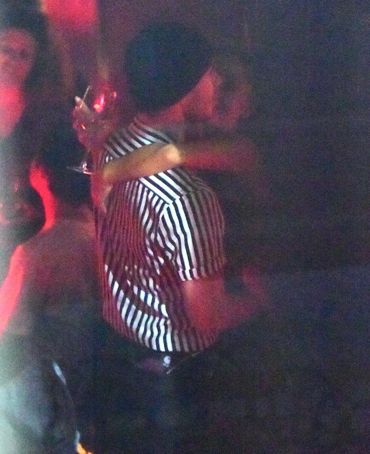 Comiéndose a besos, así fue vista la cantante en una 'crazy party'.