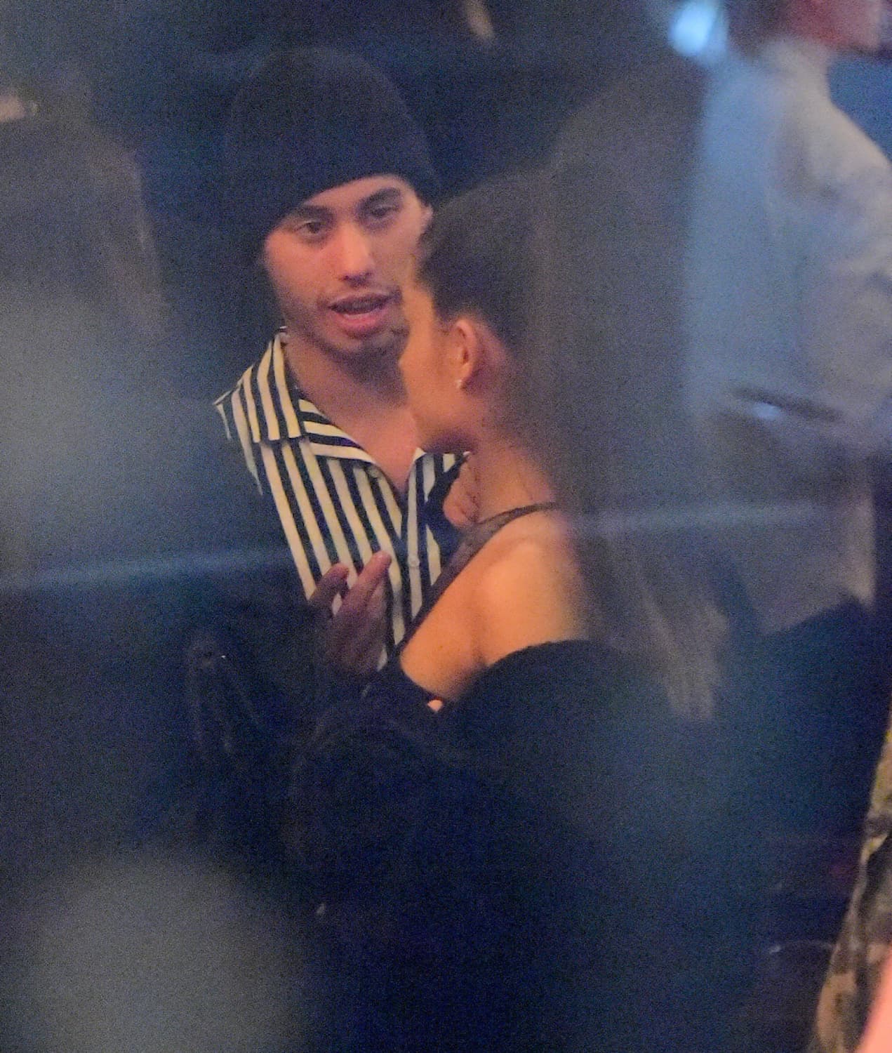 Ricky no le despegaba la mirada.