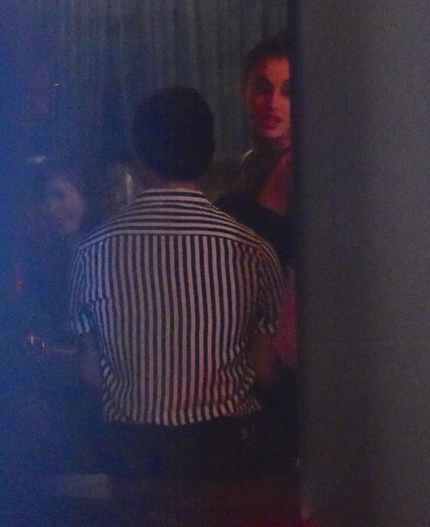 Si te preguntas cómo conoció Ariana a Ricky, te contamos que él forma parte del equipo de baile de Ariana.