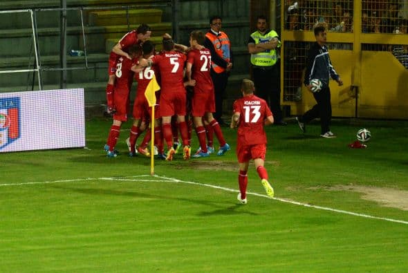 Eslovenia hará los honores como anfitrión cuando se vea las caras con Suiza que llegará de caer en casa dos a cero ante Inglaterra. Ambas selecciones necesitan el triunfo para meterse a la pelea.