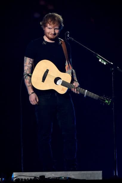 Acompañado de su guitarra, el joven cantautor interpretó con todo el sentimiento.