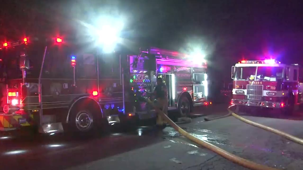 La familia que estaba adentro pudo salir a tiempo y ahora los 
<b><a href="https://www.univision.com/temas/bomberos">bomberos</a></b> mantienen las investigaciones para determinar qué ocasionó el fuego.