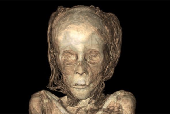 Originalmente, los académicos pensaban que Tjayasetimu era una mujer madura, pero el escáner reveló que tenía dientes de leche y que su largo cabello aún se encuentra intacto debajo de los vendajes. (Crédito: British Museum)