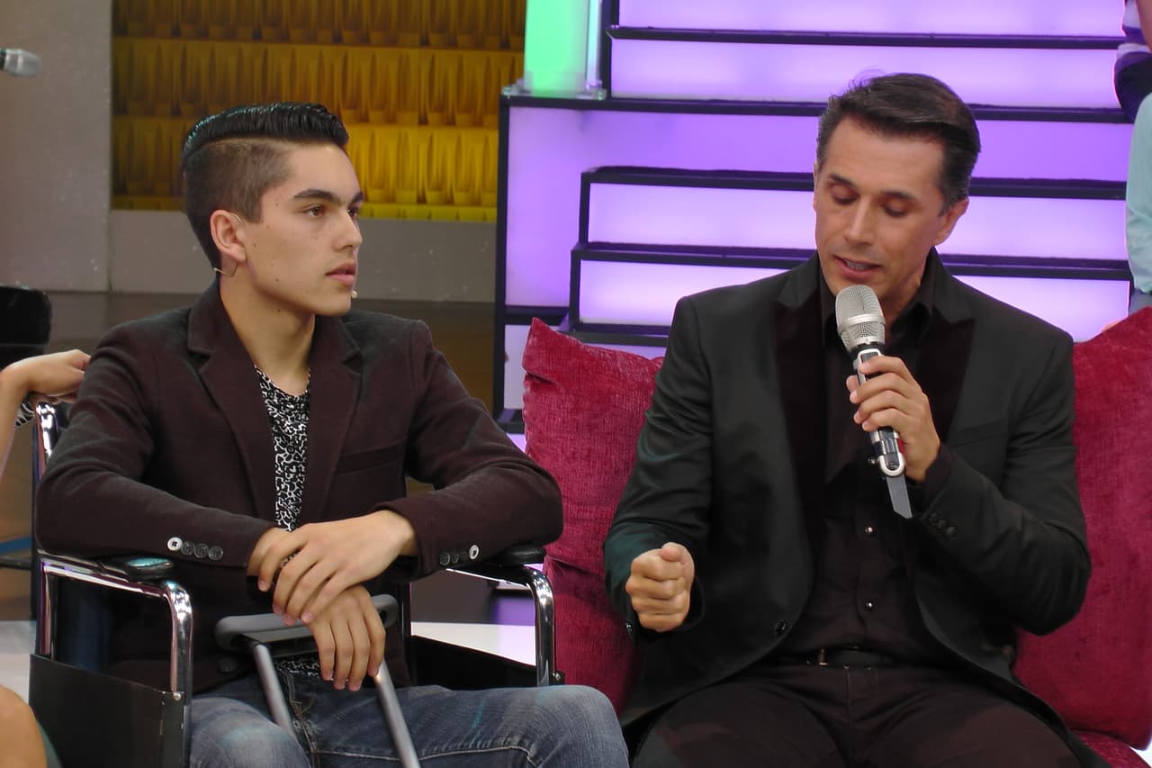 Sergio Mayer Mori reveló que tiene cinco clavos en la pierna.