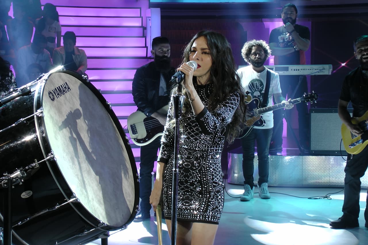 Lo hizo en vivo con su banda.