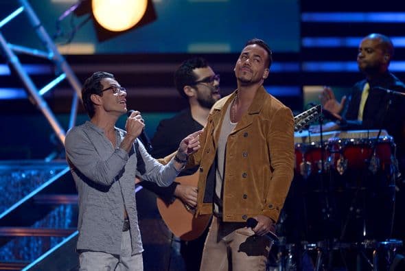 Pero no estuvo solo en el escenario, cantó al lado de Romeo Santos.