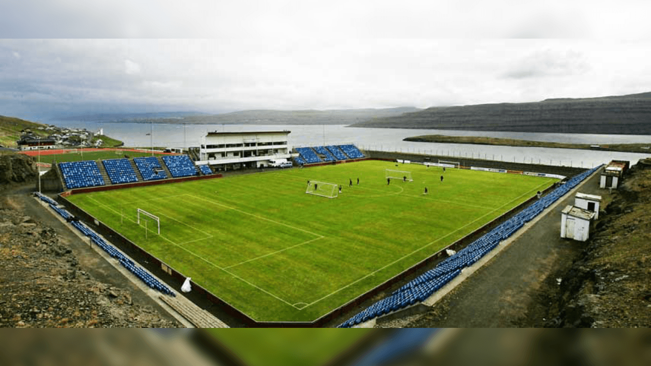 <b>Svangaskard (Islas Feroe)</b>
<br>- Svangaskarð es un estadio de fútbol ubicado en Toftir, Islas Feroe. 
<br>- Se planeó para albergara 6 mil espectadores.