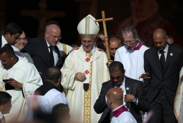 Tras la histórica celebración litúrgica que celebró el sumo pontífice en Jordania, abandona el estadio de Ammán.