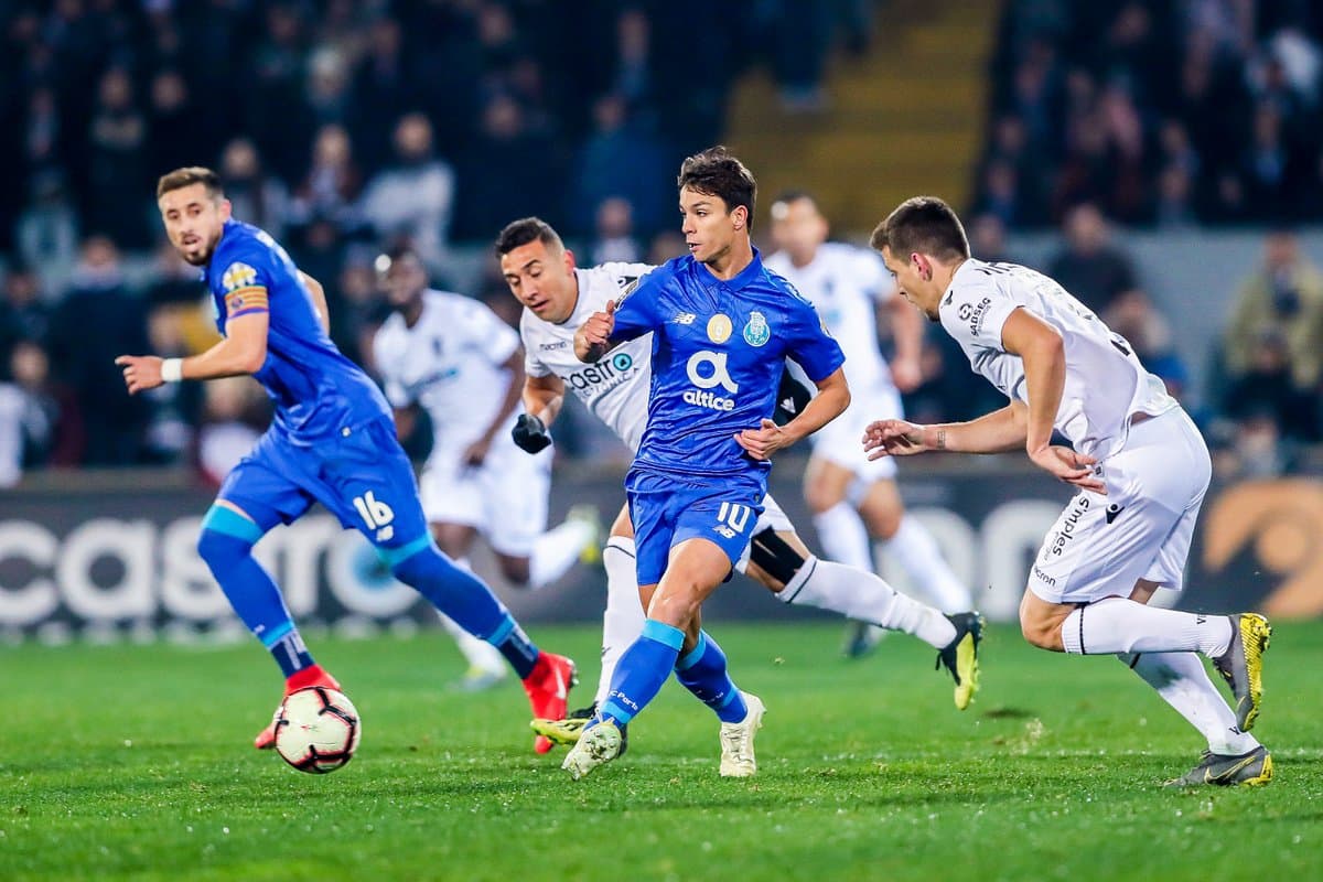 Con Héctor Herrera (izquierda) como capitán el Porto empató 0-0 con Vitoria Guimaraes en la Jornada 20 de la Liga de Portugal.
