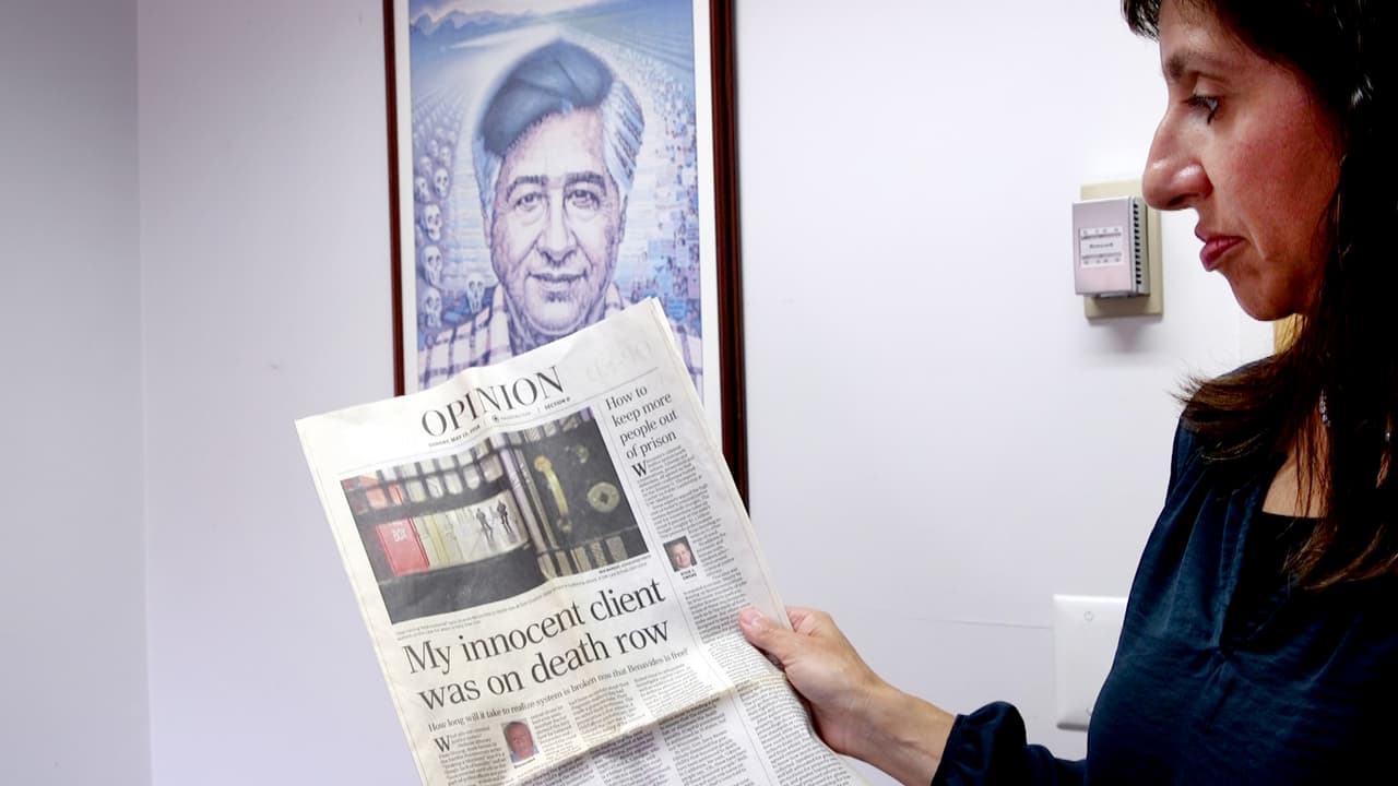 La oficina de Bordé está ubicada en el segundo piso de la escuela de leyes de la Universidad de Wisconsin, ahí atesora publicaciones sobre su proyecto y sus exonerados.