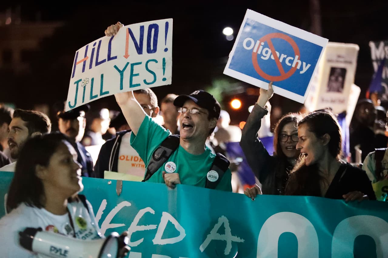 Partidarios de jill stein, protestan contra el debate presidencial en las afueras de la universidad de Hofstra.