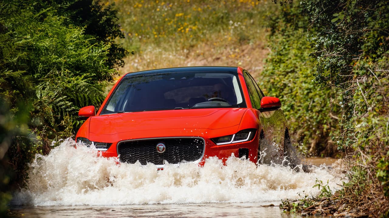 La suspensión de aire opcional puede subir a la Jaguar I-Pace dos pulgadas para labores todoterreno, o bajarla 0.4 pulgadas para mejorar su aerodinámica en manejo a velocidad a fin de tomar la máxima ventaja posible de un ejemplar coeficiente aerodinámico de 0.29.