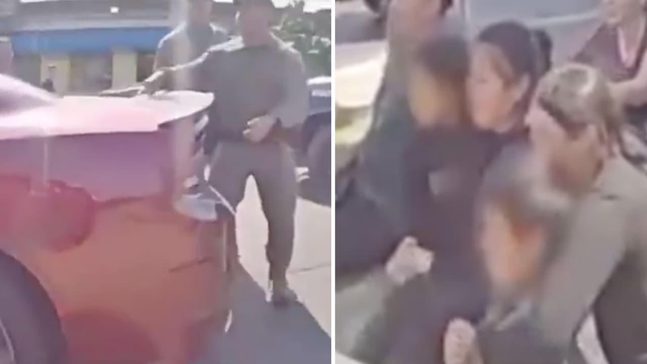 El momento en que rescatan a niños de 8 y 10 años amontonados dentro de un carro de un presunto 'coyote'