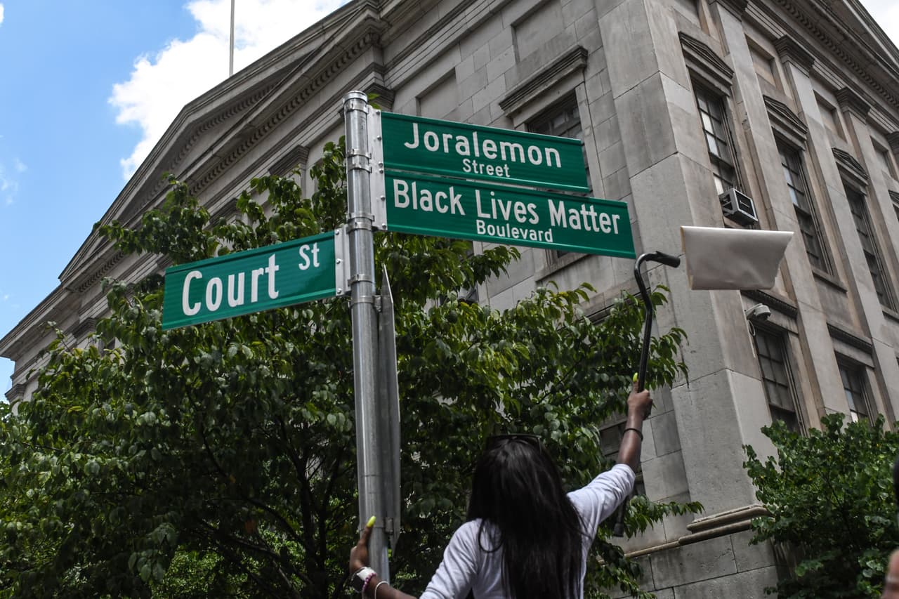 Durante la jornada también se reveló que esa sección de la calle Joralemon ahora tambien será llamada Black Lives Matter Boulevard.