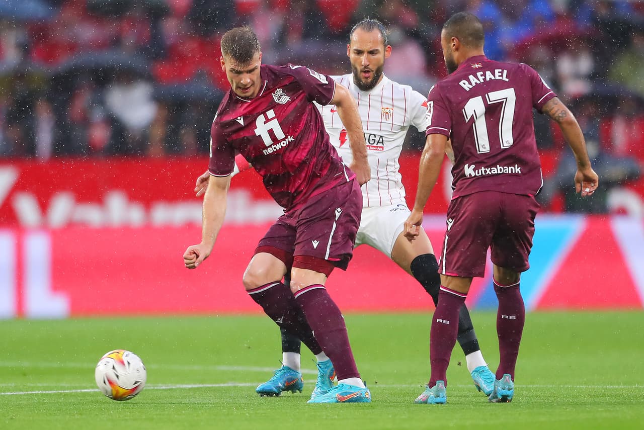Sevilla no pasó del empate sin goles en casa ante la Real Sociedad y se rezaga en el intento de dar alcance al líder Real Madid.