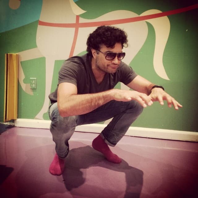 Algo que no sabías es que es un fanático de los tatuajes.