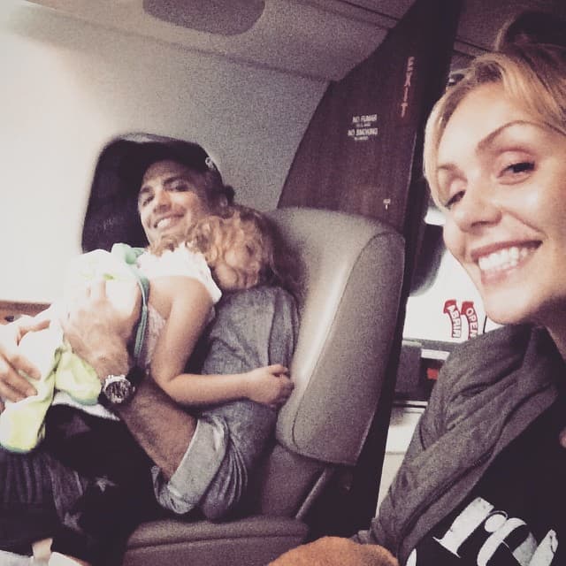 La pequeña no se le despega ni un momento.