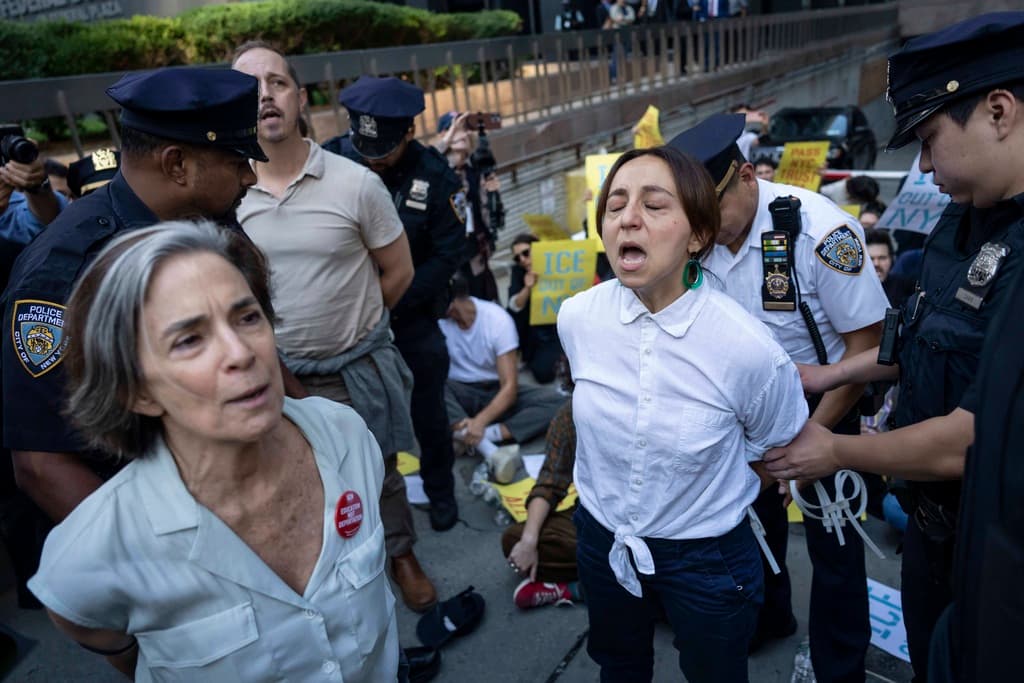 Varios funcionarios electos de Nueva York, , fueron detenidos hoy durante una protesta contra las prácticas de detención del Servicio de Inmigración y Control de Aduanas (ICE) en el edificio federal ubicado en el 26 de Federal Plaza.