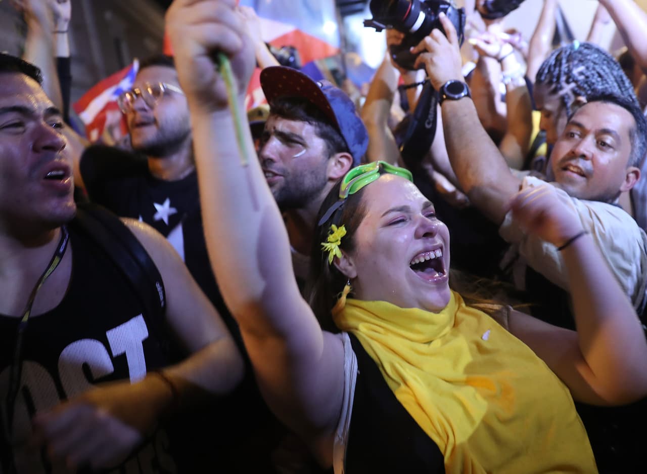 "Ricky (Rosselló) te botamos", gritaban al unísono las personas congregadas en las calles céntricas de San Juan tras conocer la decisión. En varias partes de la ciudad los ciudadanos salieron a las ventanas y llevaron a cabo un cacerolazo, mientras que en las calles los ciudadanos enarbolan la bandera puertorriqueña a medida que usan el claxon de sus vehículos.