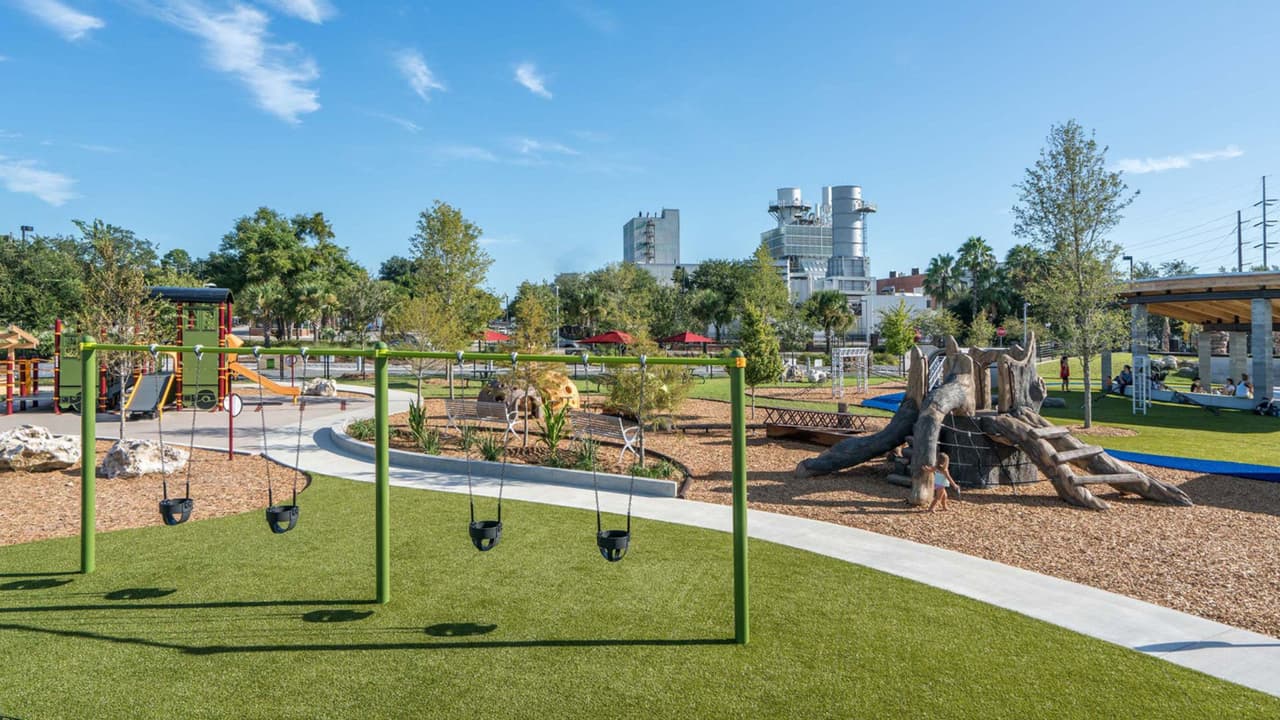 Ginesville es una ciudad universitaria vibrante con viviendas promedio de $302,000, combinando dinamismo estudiantil con seguridad y precios accesibles.
<br>