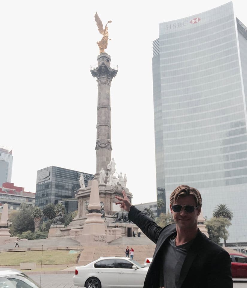 Chris Hemsworth se encuentra en México y no perdió la oportunidad de visitar el Ángel de la Independencia. ¿Se habrá comido unos tacos al pasThor?
