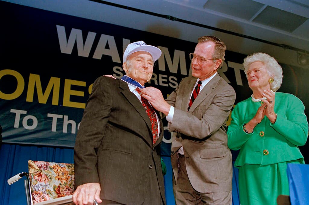 El presidente George Bush otorga a Sam Walton la Medalla de la Libertad como la primera dama Barbara Bush observa durante las ceremonias en la sede de Wal-Mart en Bentonville, Ark., el 17 de marzo de 1992.