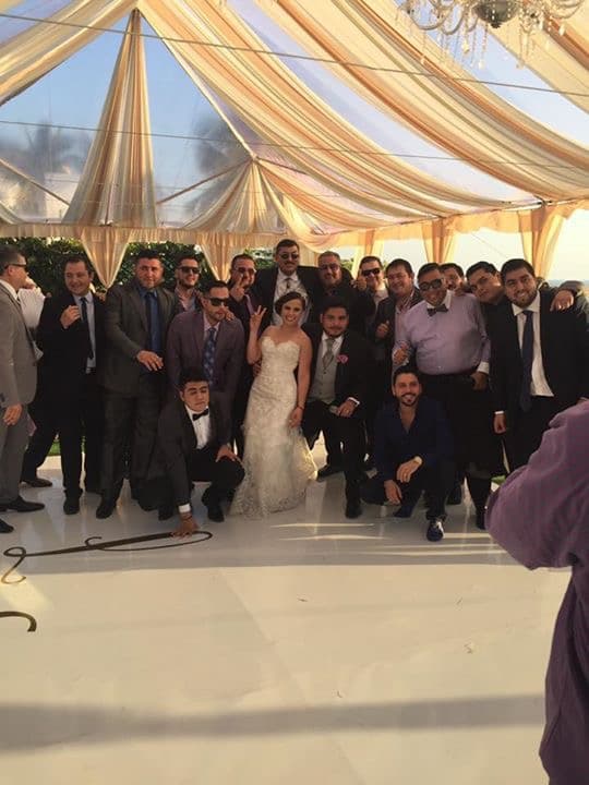 Que no falte la foto del recuerdo con los amigos y compañeros del novio.