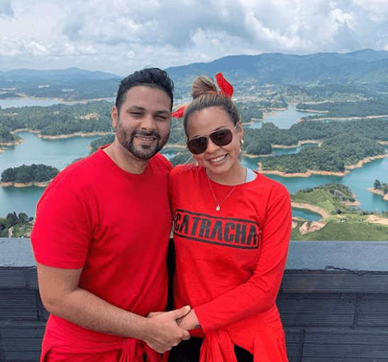 Su historia de amor comenzó en una discoteca de Miami que los dos frecuentaban. Ana mejor conocida como LipstickFables en sus redes sociales, compartió todos los detalles en su canal de YouTube.