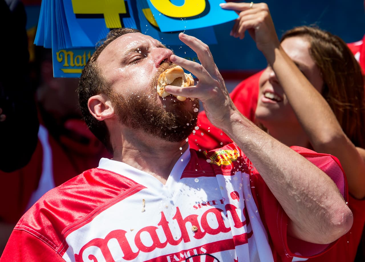 Joey Chesnut, el diez veces vencedor originario de San José, rompió nuevamente un récord al devorarse 71 ‘hot dogs’ en 10 minutos en la famosa competencia en Coney Island, Nueva York.
