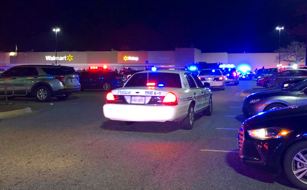 Seis personas mueren tras tiroteo en un Walmart en Virginia; el atacante también fallece