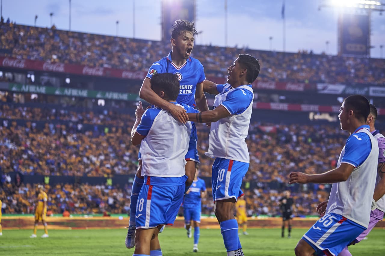 En la agonía del partido Cruz Azul se llevó el triunfo del Universitario de Nuevo León al derrotar a los Tigres.