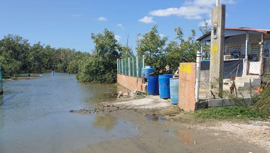 "Aquí venía el agua hasta la orillita y se iba", dijo otro vecino identificado como Ferdinand Rodríguez.
