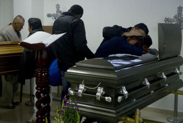 Los diez campesinos asesinados el miércoles, presuntamente por paramilitares, en Santa Rosa de Osos, Colombia, recibieron el viernes honras fúnebres, horas antes de que se celebrara en ese pueblo un consejo de seguridad, con la participación de miembros del Gobierno y mandos militares.