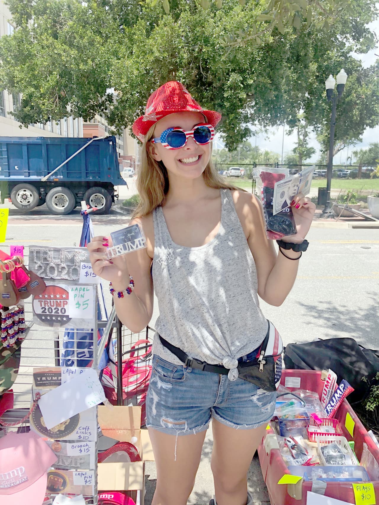 Esta muchacha vendía gorras alusivas al lema de Trump en $10 y otros objetos de promoción al candidato-presidente.