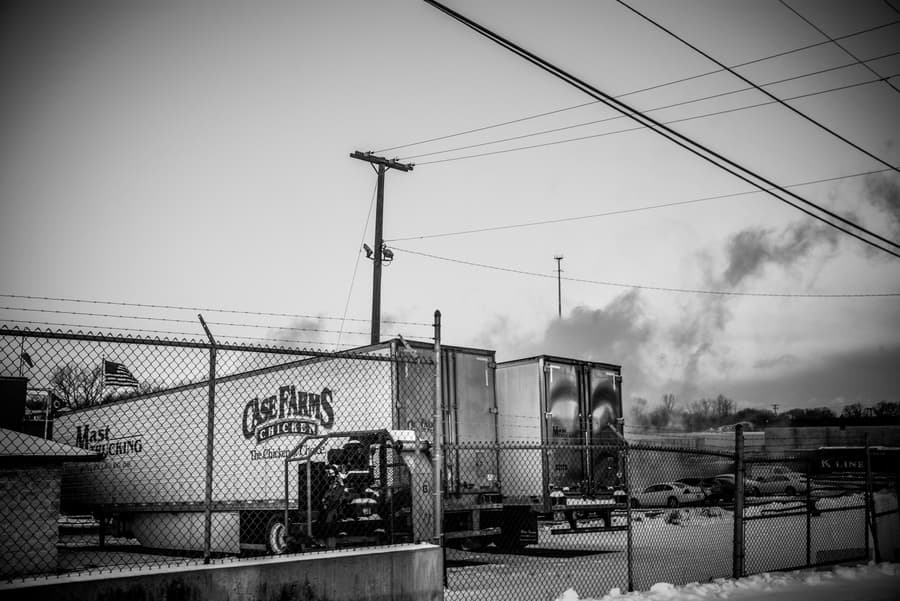 En 2015, el director de OSHA dijo que Case Farms era “un lugar de trabajo escandalosamente peligroso.” En aquel año, la agencia impuso multas por casi $2 millones a la empresa después de encontrar docenas de infracciones de seguridad.