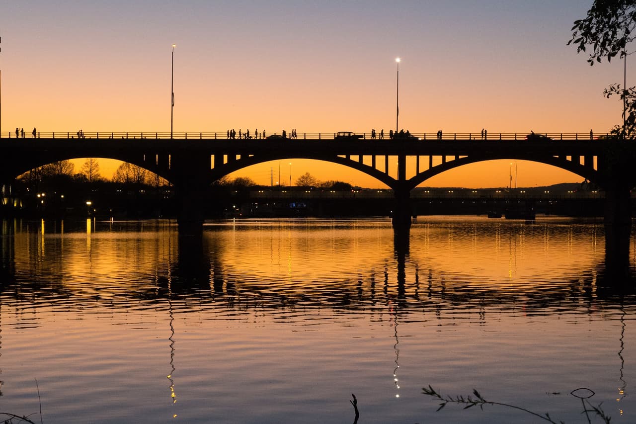 <b>Congress Avenue Bridge</b>
<br>
<br>El puente ubicado en el centro de Austin no solo ofrece un espectáculo de murciélagos, también permite disfrutar de un atardecer urbano.